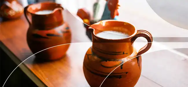 un buen pulque sacado del maguey en tequisquiapan